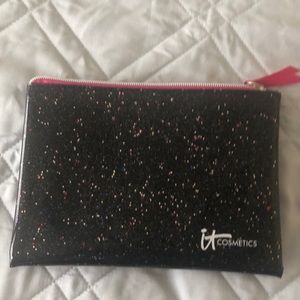 It cosmetic bag